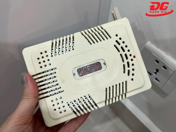 cách hút ẩm trong phòng bằng hộp hút ẩm