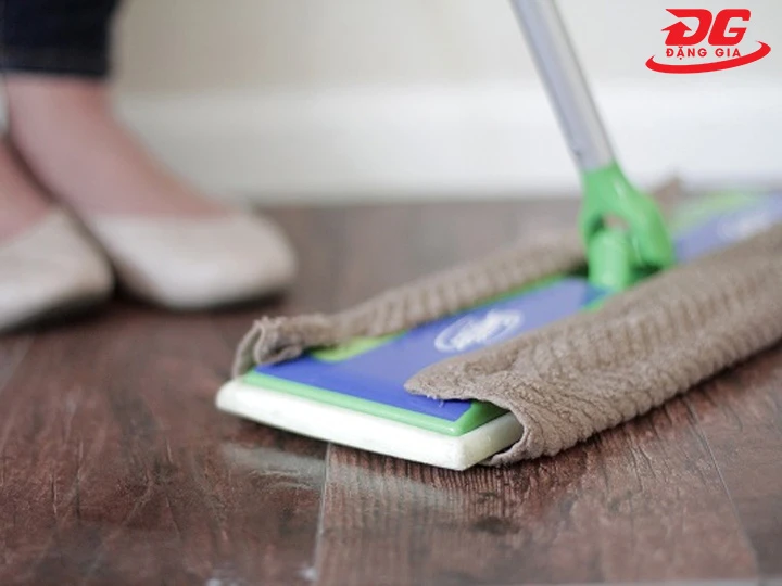 cách hút ẩm trong phòng bằng lau sàn