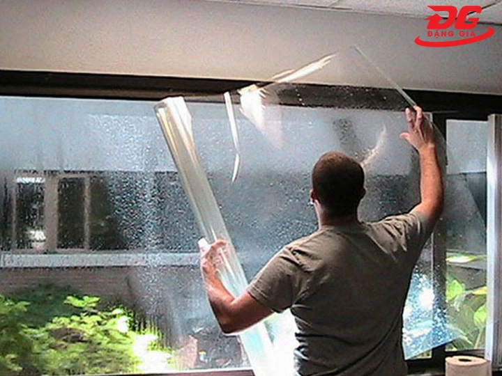 cách hút ẩm trong phòng bằng dán phim