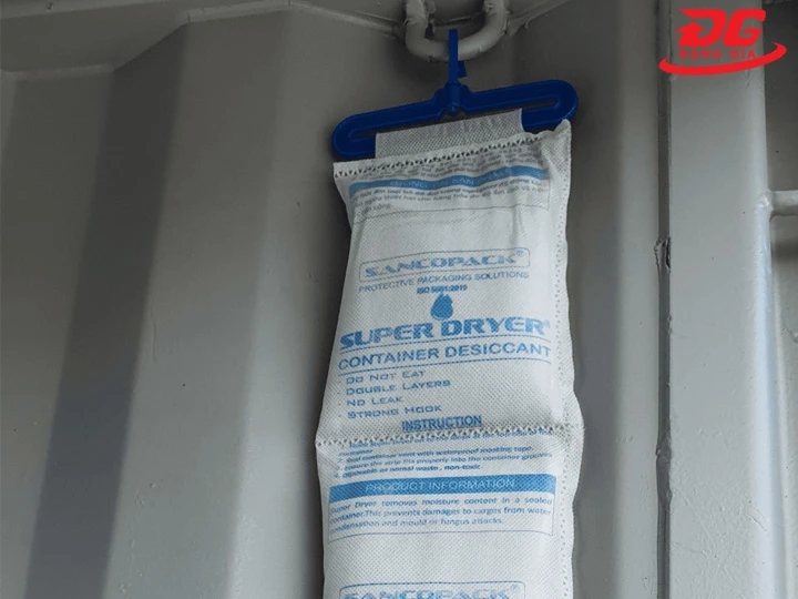 cách hút ẩm trong phòng bằng túi hút ẩm