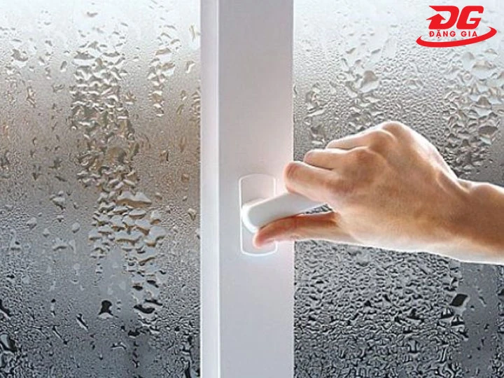 cách hút ẩm trong phòng bằng đóng cửa kín