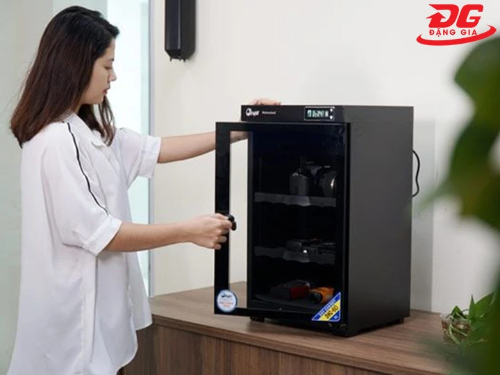 đóng chặt cửa tủ