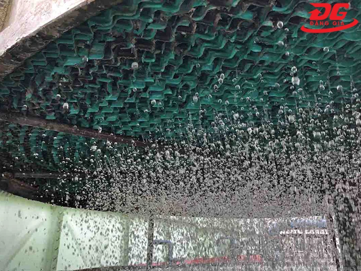 nước rơi bên trong tháp