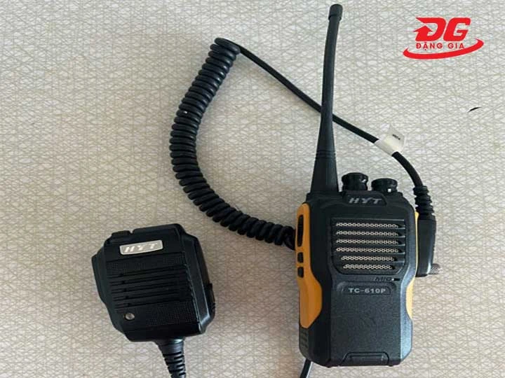 bộ đàm cầm tay HYT TC-610P thiết kế gọn nhẹ