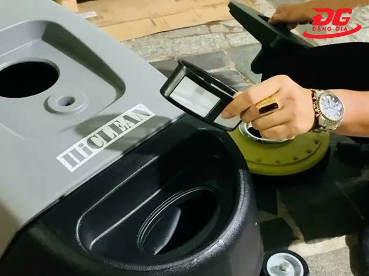 cấp nước, pha hóa chất máy chà sàn HiClean HC430