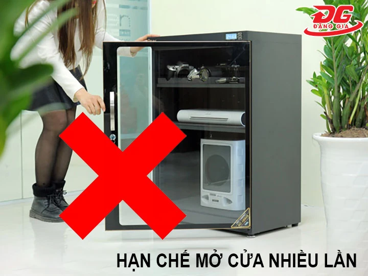 tránh mở tủ chống ẩm nhiều lần