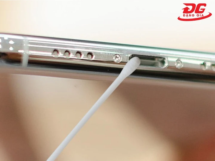 hút ẩm xử lý điện thoại bằng tăm bông