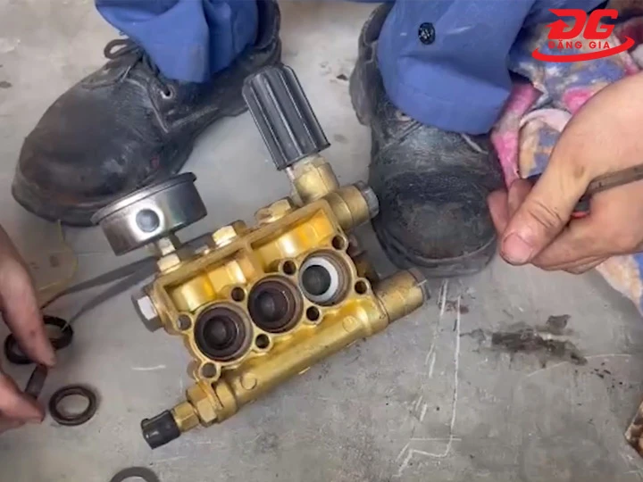 Lắp phớt máy rửa xe