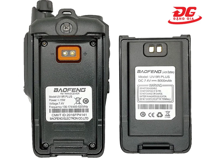 Tháo pin Baofeng UV-9R Plus khi không dùng