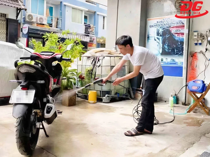 máy rửa xe HTC mạnh mẽ