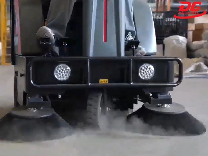 quét rạch sâu trên mặt sàn