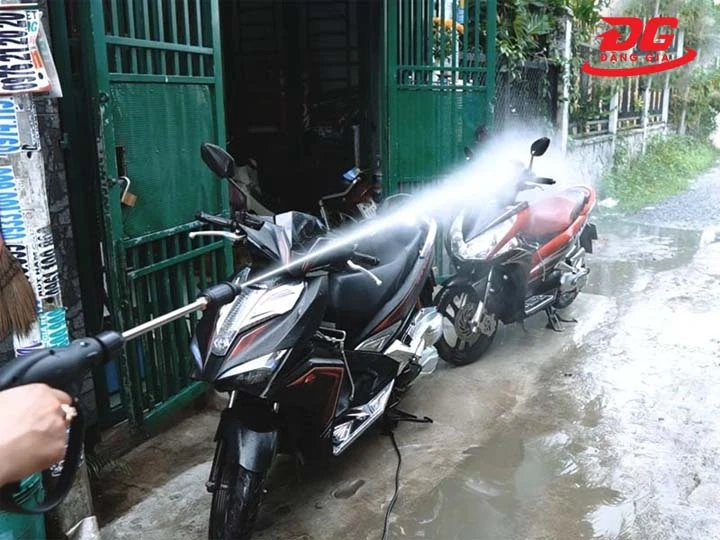 máy rửa xe Saika tia nước mạnh