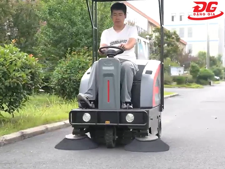 xe quét rác ngồi lái DQC - Tech 140F dễ lái