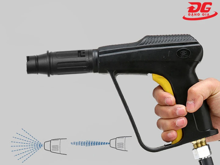 bóp cò súng để xịt rửa