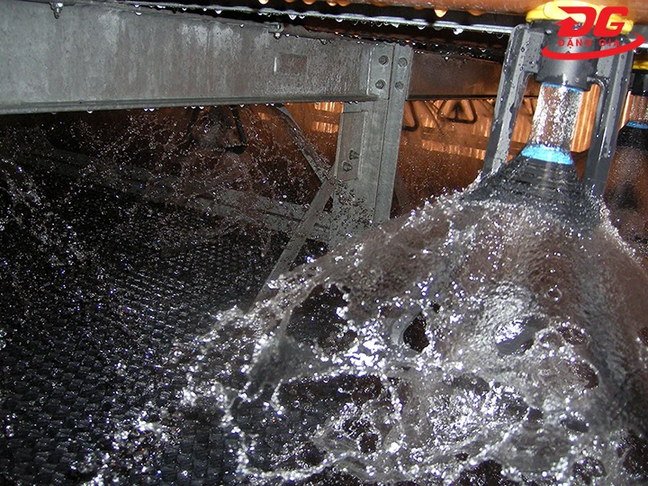 nước rơi bên trong tháp