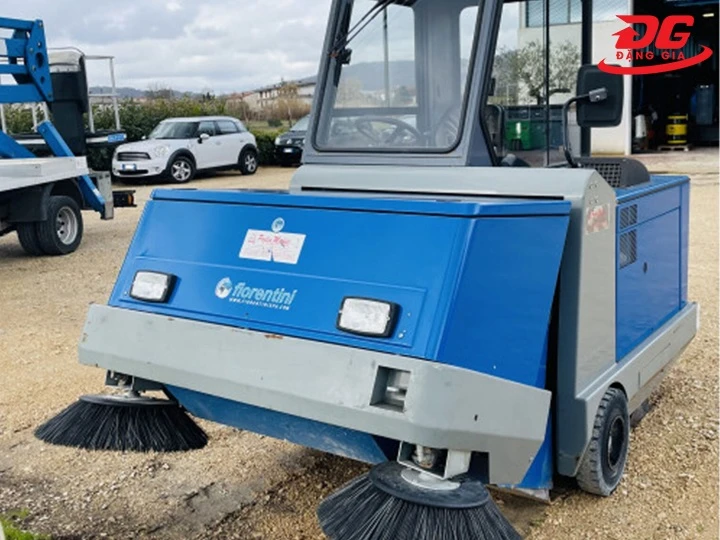 xe quét rác Fiorentini ngồi lái