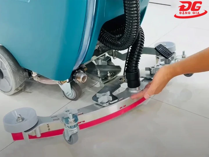 Lắp máy chà sàn nhà xưởng Kraffer KF60