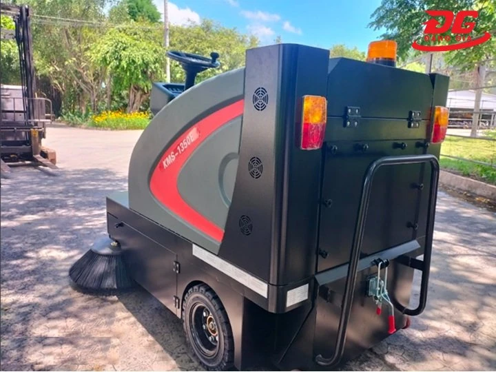 Phía sau Xe quét rác Kumisai KMS-1350E ngồi lái