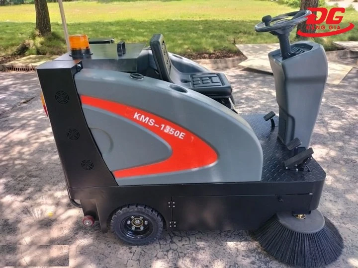 Xe quét rác Kumisai KMS-1350E ngồi lái