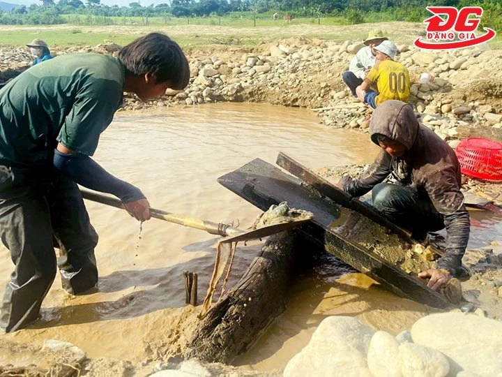 tìm vàng ở ở hố cát trũng