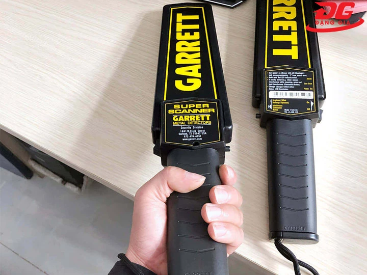 Dùng máy dò kim loại
