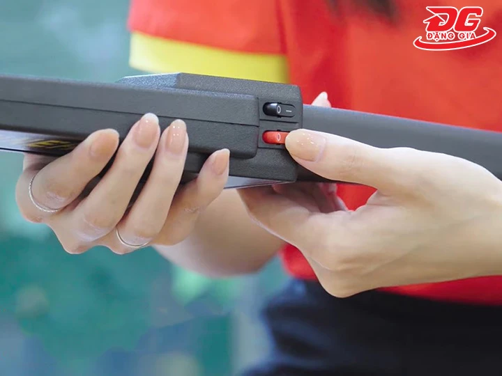 khởi động máy dò kim loại