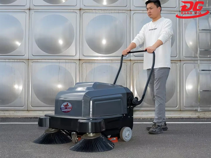xe quét rác DQC - Tech dễ dùng