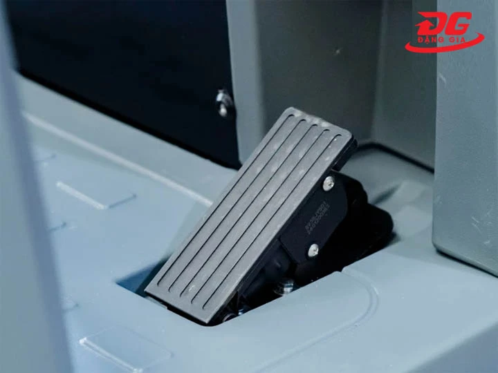 chân phanh Máy chà sàn Kumisai KMS-V15