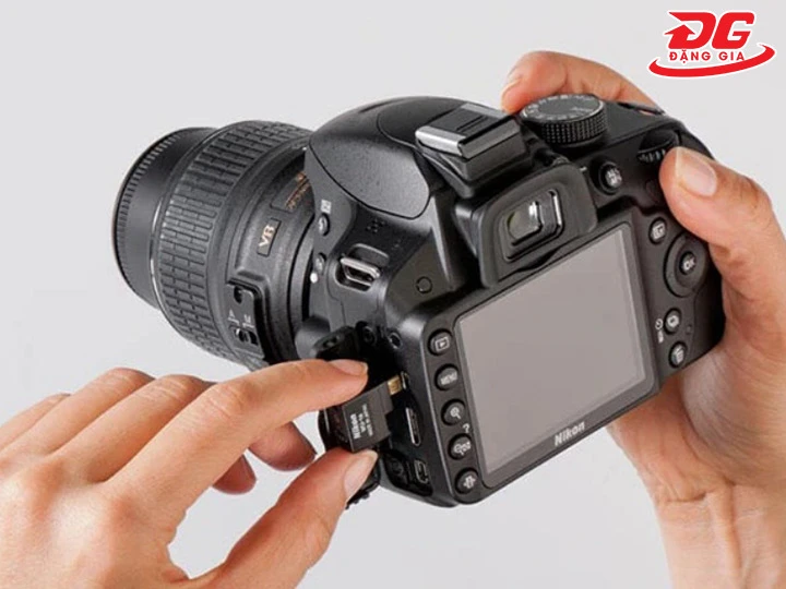 lắp thẻ nhớ cho máy ảnh Canon