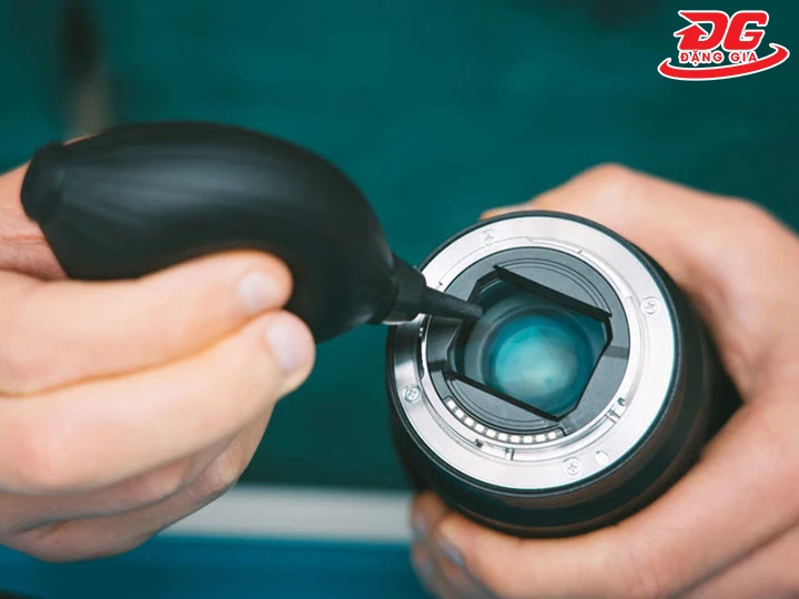 dùng bóng thổi bụi lens máy ảnh