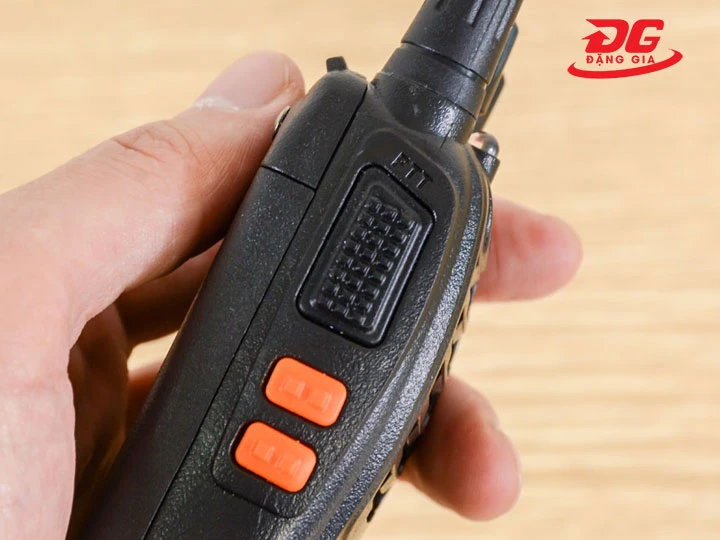 bộ đàm Baofeng BF-666s tín hiệu rảnh tay