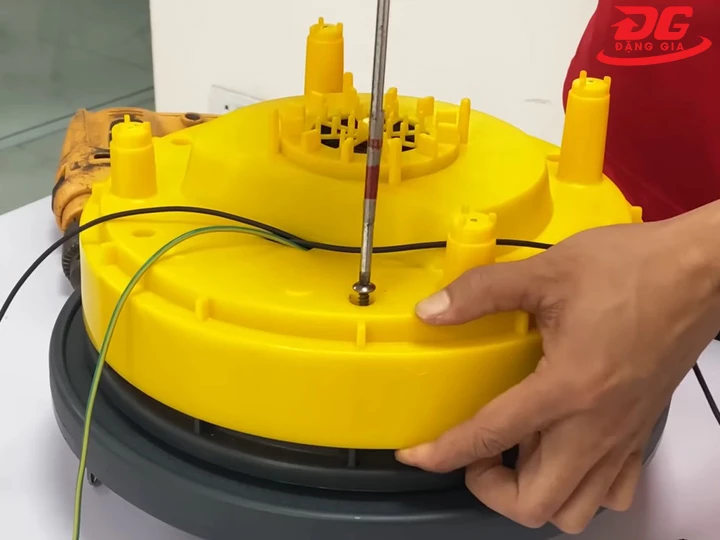 siết chặt lại các vít