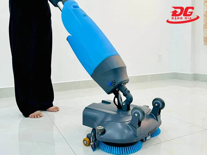 máy chà sàn HC18 dễ sử dụng