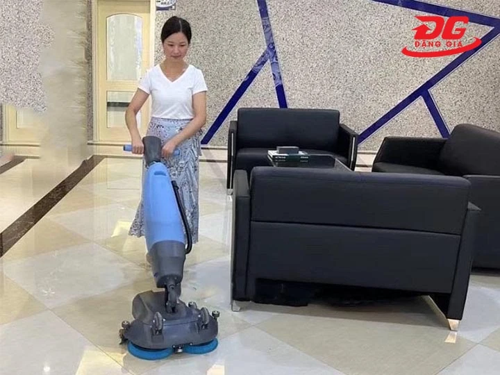 sử dụng máy chà sàn HC18