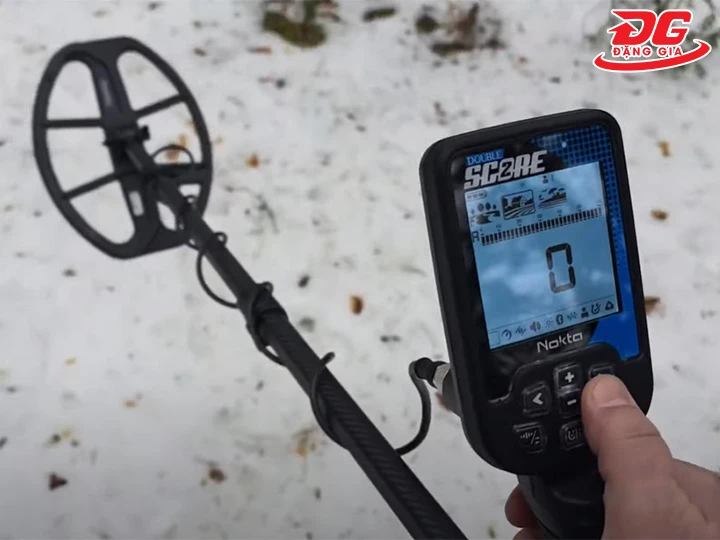 kiểm tra màn hình máy dò kim loại Nokta Double Score