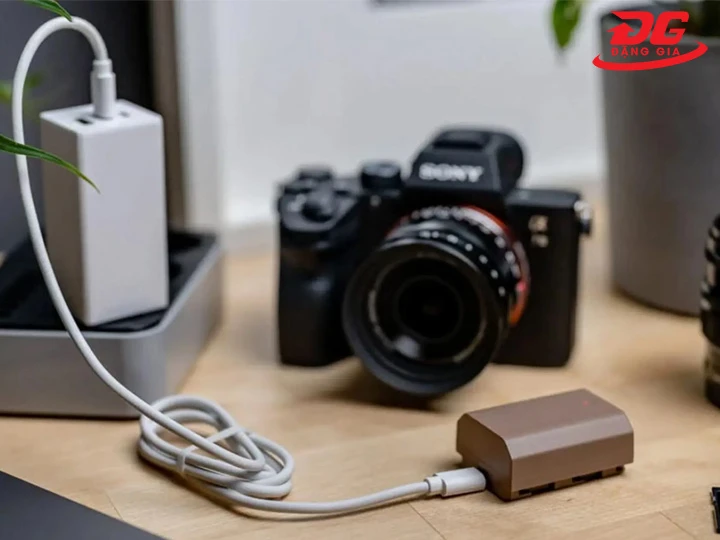 cách sạc máy ảnh đúng chuẩn