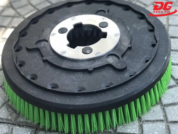 chân đế bàn chải cứng dùng cho máy chà sàn