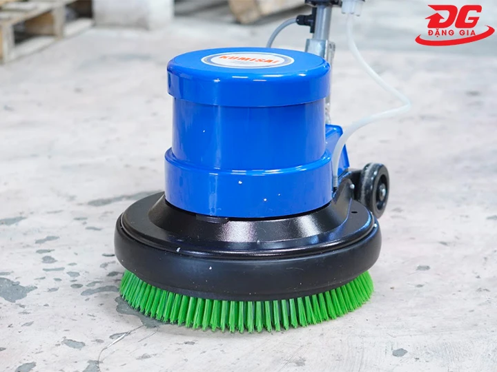 làm sạch mặt sàn khô cứng