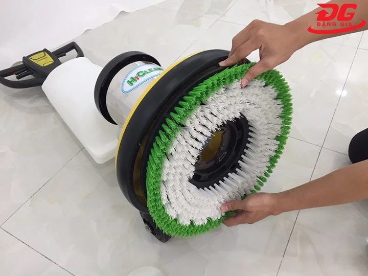lắp bàn chải cứng cho máy chà sàn