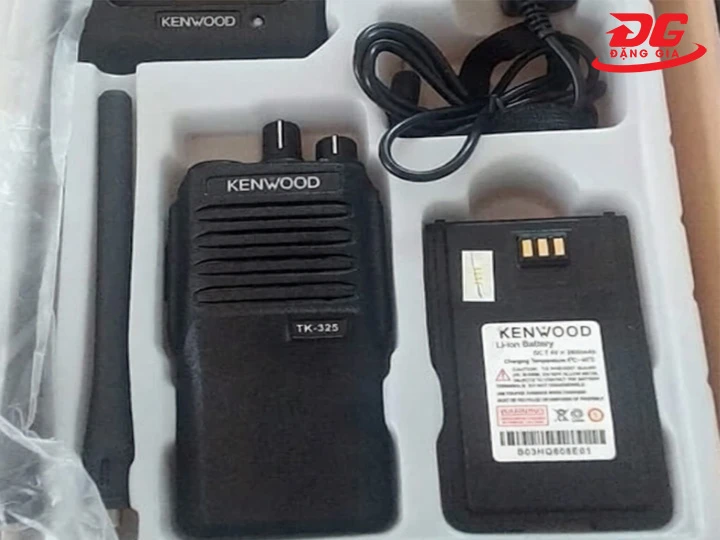 Trọn bộ máy bộ đàm Kenwood TK-325 bao gồm những gì?