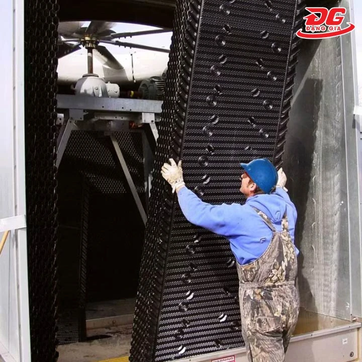 lắp đặt tấm tản nhiệt dùng cho Tháp giải nhiệt MARLEY