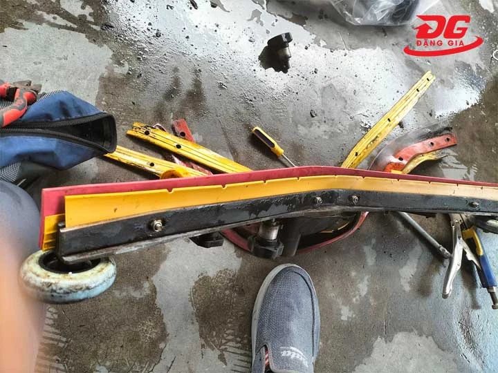 lắp Lá cao su hút nước máy chà sàn liên hợp