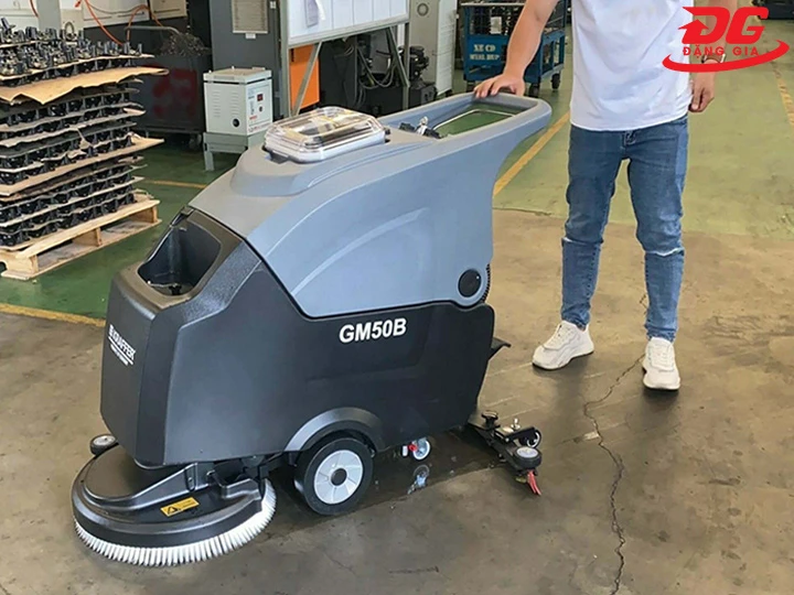 thu gom nước sau khi chà