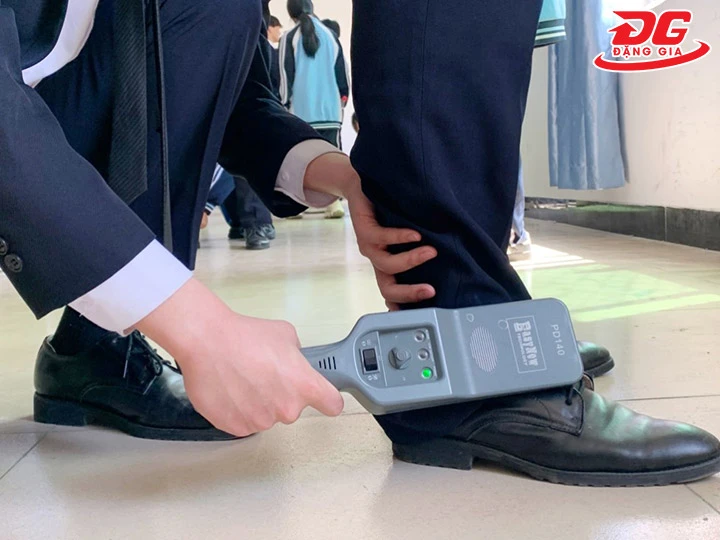 sử dụng máy dò cầm tay PD140