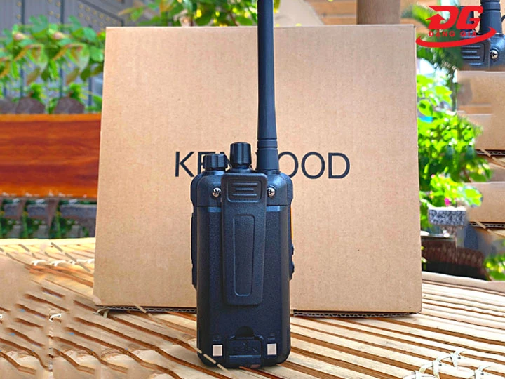 Mặt sau bộ đàm Kenwood D6000