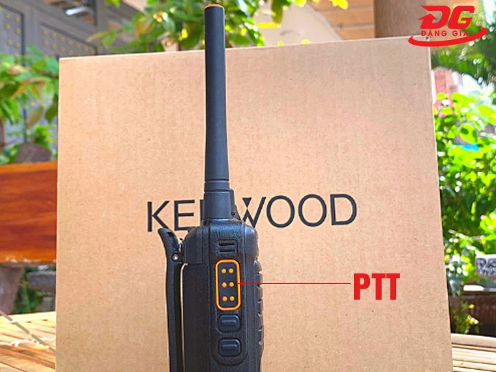 Dùng bộ đàm Kenwood D6000