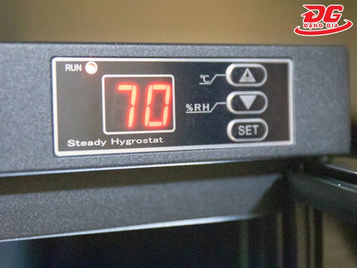 bảng điều khiển của tủ chống ẩm Andbon AD-38S