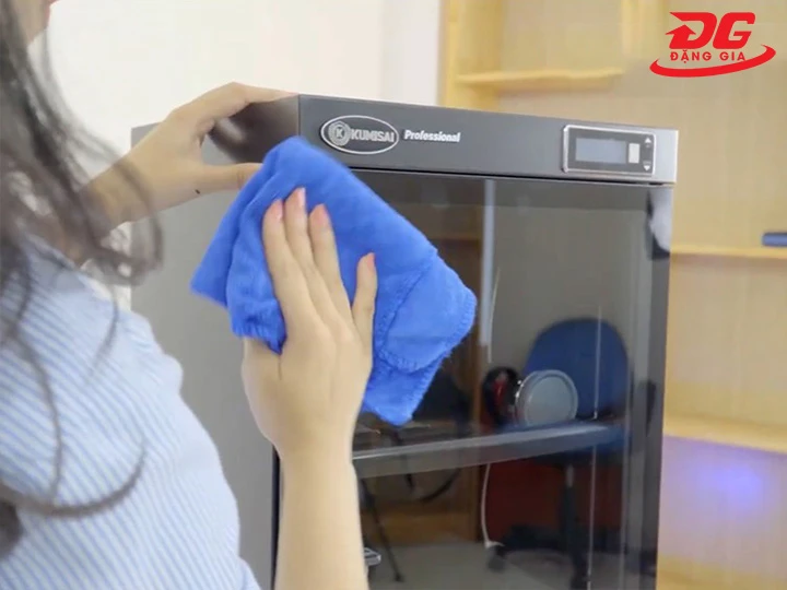 vệ sinh tủ chống ẩm