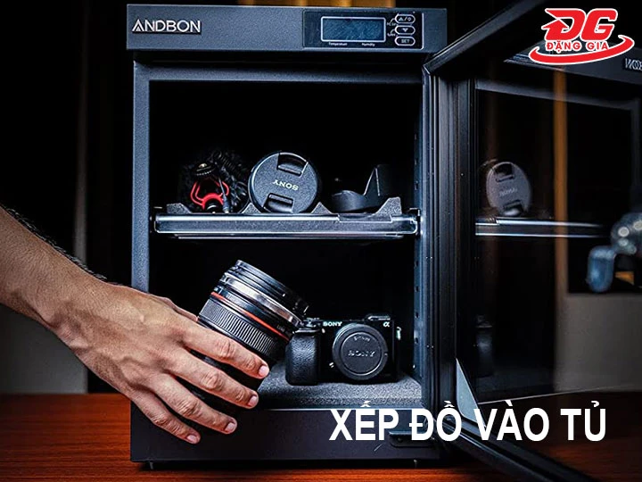 xếp đồ vào tủ chống ẩm Andbon AD-38S
