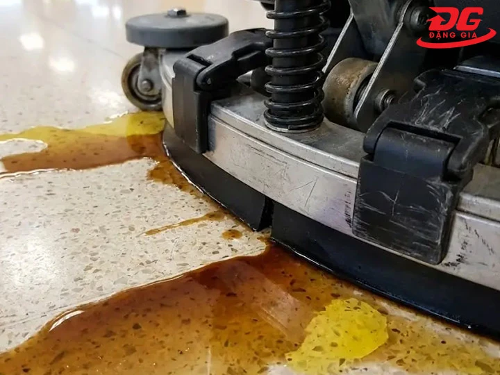 sửa máy chà sàn không gom hết nước